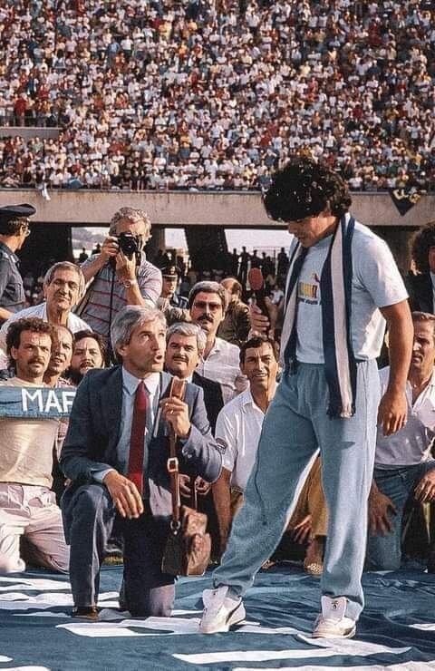 Momento histórico. El día de la presentación de Diego Maradona en Napoli, a su lado está José Alberti, quien también era su traductor.