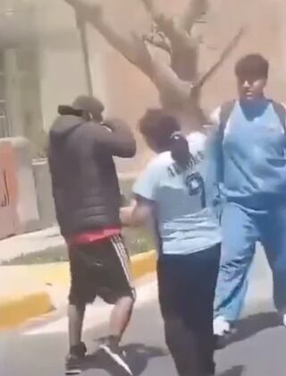 ¡Se acabó la bronca! Mamita sacó correa y separó a estudiante y pasajero de mototaxi que peleaban en Huaral