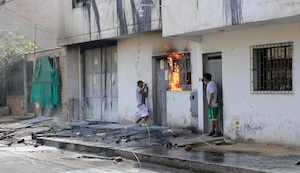 Familia se atrinchera y PRENDE FUEGO A CASA para frustrar desalojo: hasta lanzaron frazada envueltas en llamas
