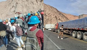 ¡Arequipa e Ica en emergencia! Mineros artesanales bloquearon la Panamericana Sur pidiendo extensión del Reinfo