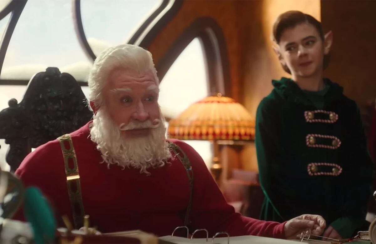 Santa en pleno trabajo navideño (Foto: Disney Plus)