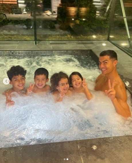 Cristiano Ronaldo aparece en un jacuzzi con sus cuatro hijos, todos haciendo la señal del número 2 con los dedos, representando la espera de los gemelos que están por llegar (Foto: Georgina Rodríguez/ Instagram)
