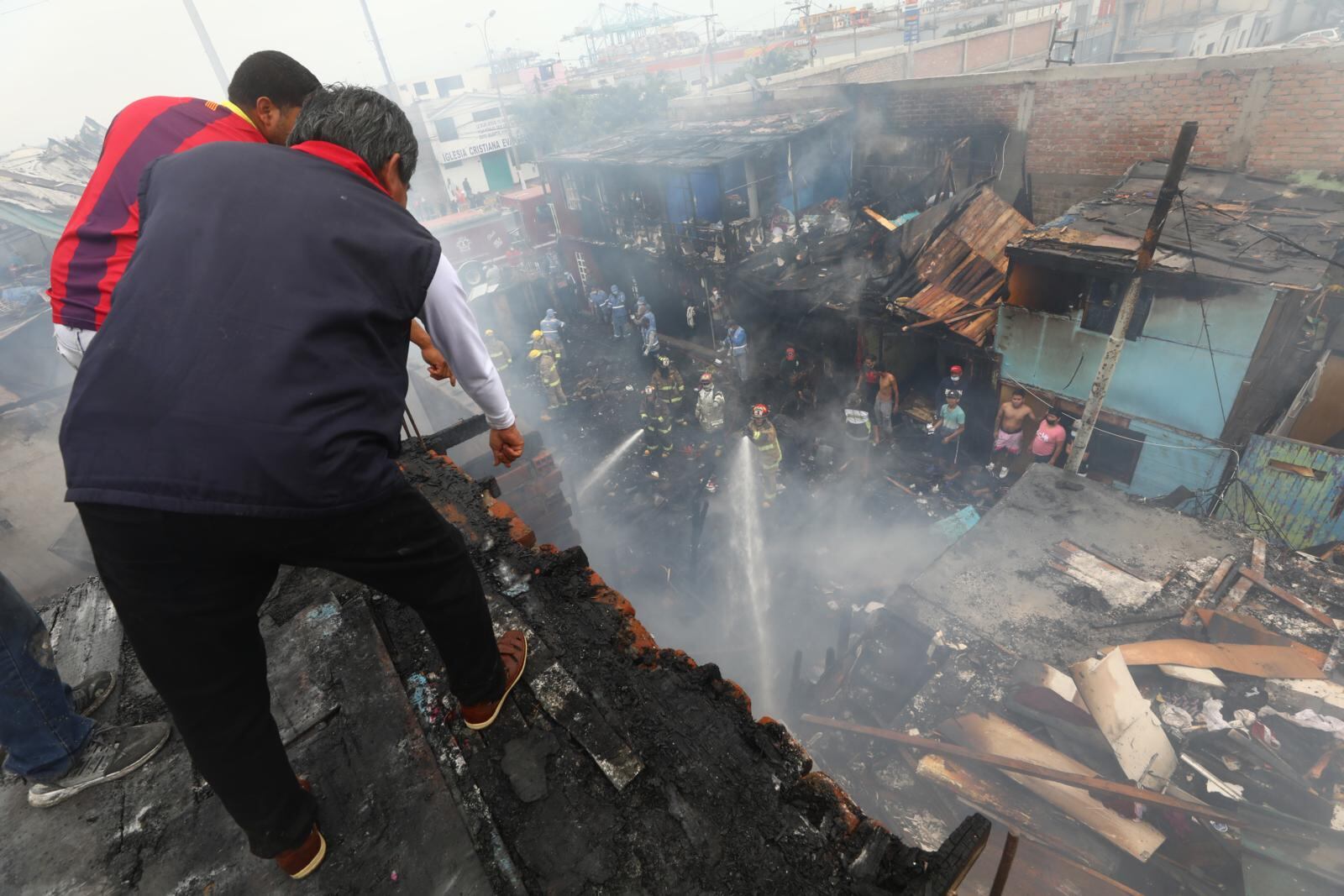 Bomberos y vecinos chalacos unieron esfuerzos para luchar contra el fuego. | Foto: Gonzalo Córdova (Trome / Grupo El Comercio)