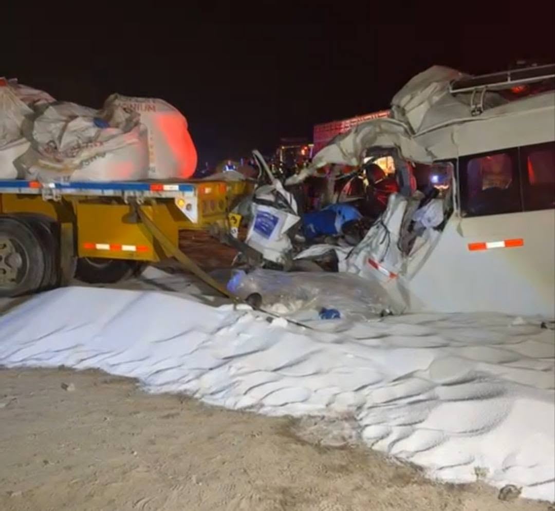 Las ambulancias trasladaron de urgencia a los ocho supervivientes hacia los hospitales de apoyo de Supe y de Barranca debido a la gravedad de sus lesiones. Foto: Facebook/Informaciones De Huacho