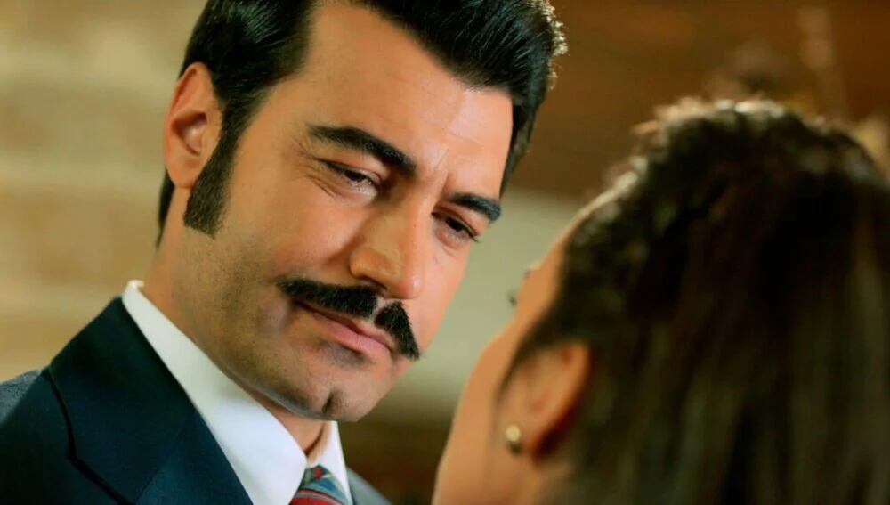 Demir, por su parte, le entrega un obsequio a Ümit (Foto: Tims & B Productions)