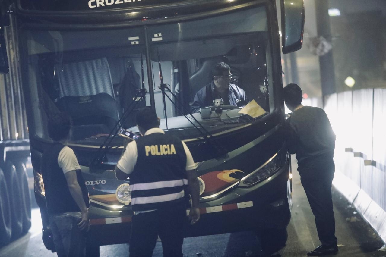 Delincuentes balean bus de Cruz del Sur. (Fotos: César.grados@photo.gec)