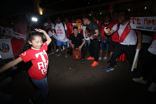 Hinchas peruanos en Paraguay realizaron el clásico banderazo y luego recogieron toda la basura que generaron. Foto: Alan Ramírez | Trome