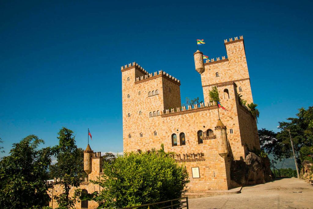 A pocos kilómetros de Tarapoto se encuentra el encantador pueblo de Lamas. Conocido por su herencia indígena, Lamas ofrece una experiencia cultural auténtica. Explora el mercado de artesanías donde encontrarás coloridos tejidos y cerámicas elaboradas a mano. Además, visita la Plaza de Armas y el Museo Étnico para sumergirte aún más en la historia y la cultura local. (Foto: Guía Turística de Tarapoto).