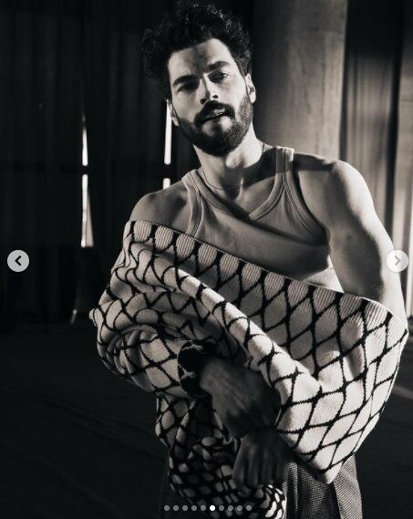 No solo es uno de los intérpretes más cotizados, también es uno de los galanes más deseados (Foto: Akın Akınözü/ Instagram)