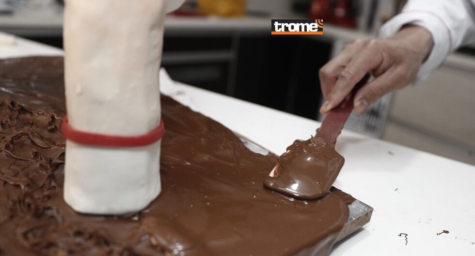 Chef Juan Carlos y su equipo elaboran escultura de chocolate de Gianluca Lapadula con uniforme de la selección y gritando goooool. (Trome / César Campos)