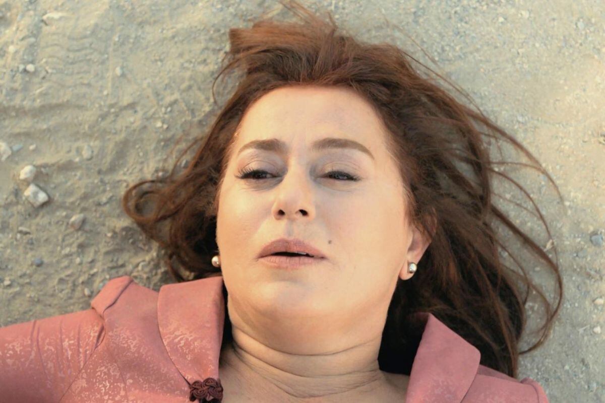 La muerte de Sevda Çaglayan en "Tierra amarga": Su hija Ümit acaba con si vida (Foto: Tims & B Productions)