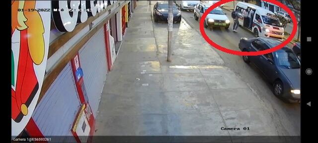 Simula ser pasajeros para subir.