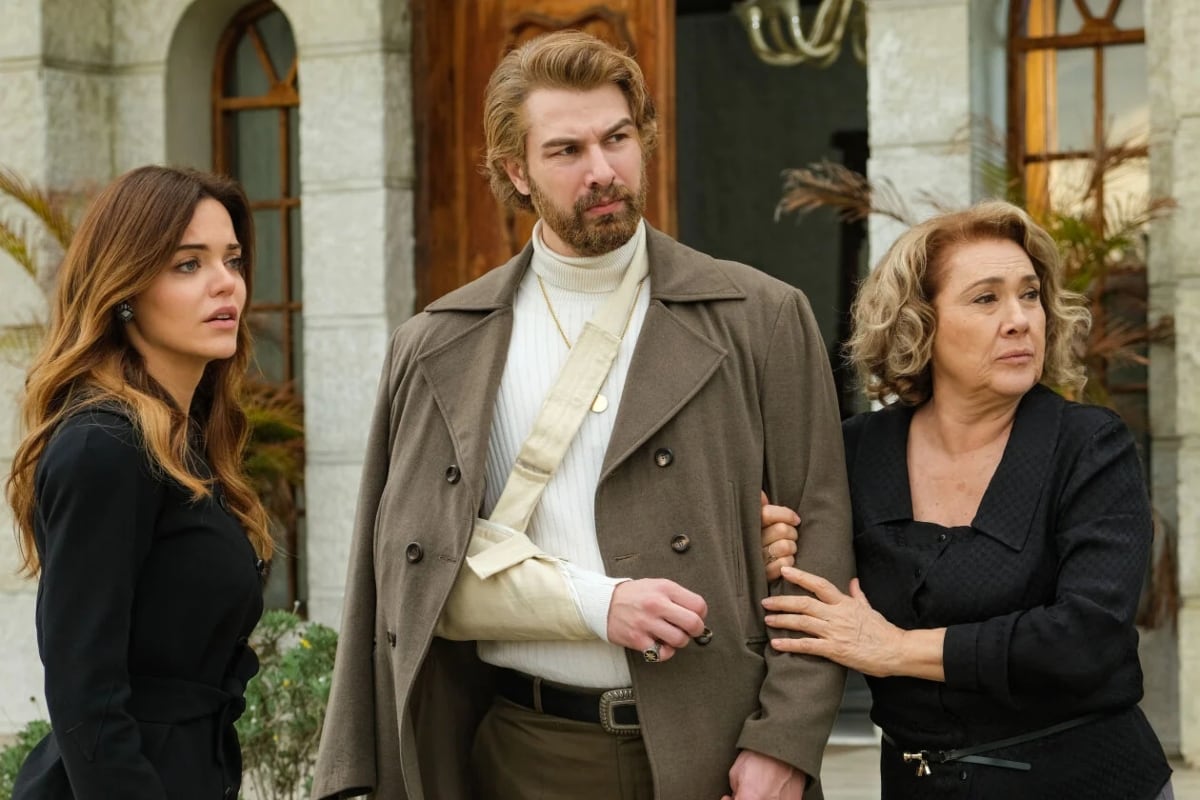 Fikret, herido, junto a Züleyha y Lütfiye (Foto: Tims & B Productions)