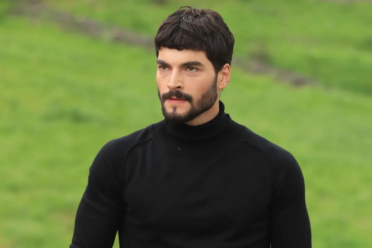 Akın Akınözü como Miran en la telenovela turca (Foto: Mia Yapım)