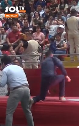 Presidente José Jerí sufrió resbalón al subir a escenario en inauguración de talleres del IPD.