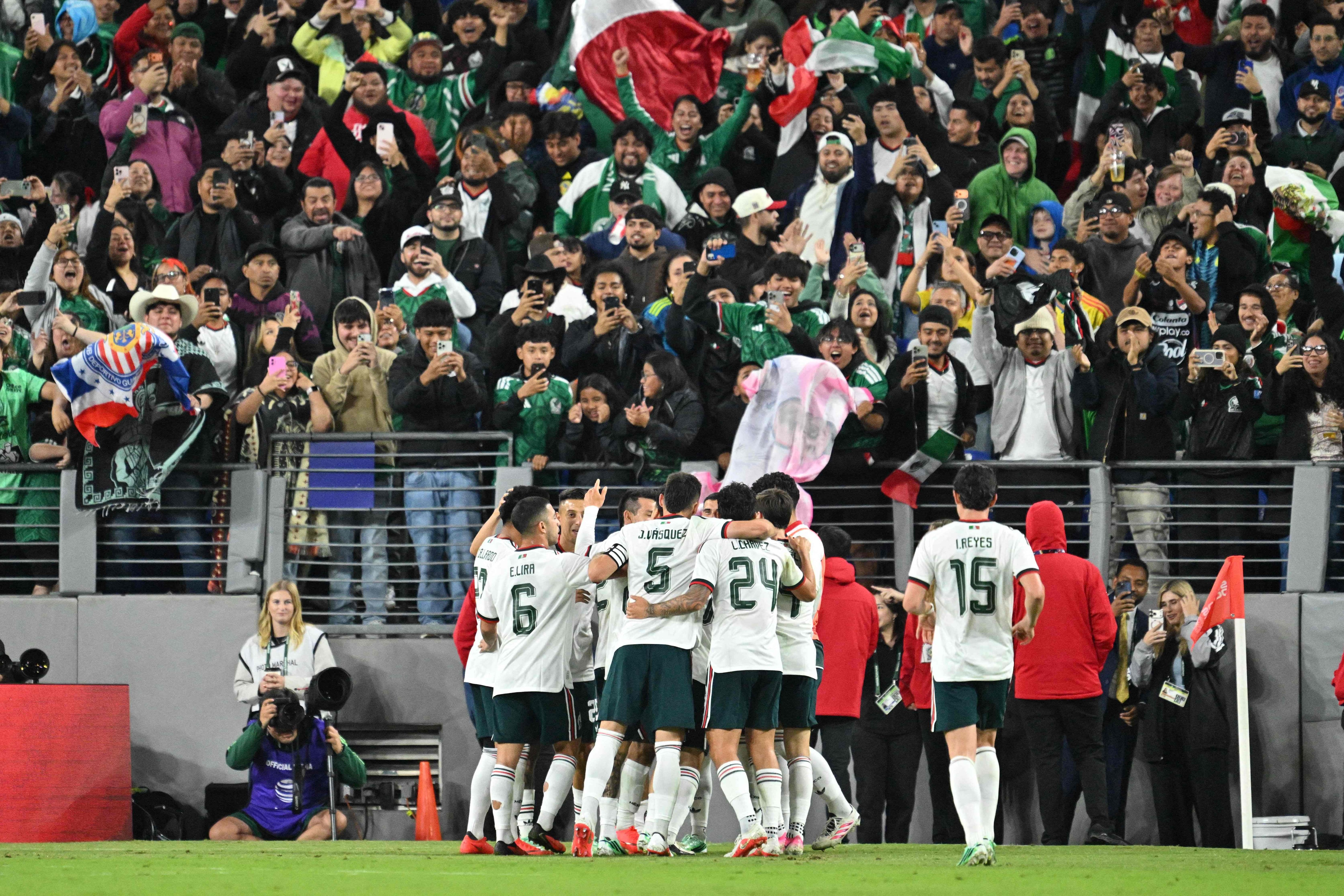 México celebra el tanto del empate de Gilberto Mora. (Photo by Jamie Sabau / GETTY IMAGES NORTH AMERICA / Getty Images via AFP)