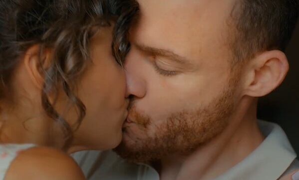 Eda y Serkan se vuelven a besar cinco años después de romper su relación (Foto: MF Yapım)