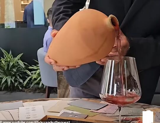 El vino se sirve desde recipientes de barro a los sorprendidos comensales.