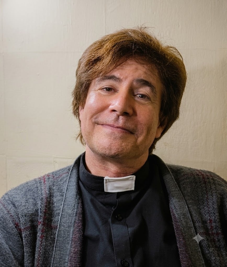 Carlos Bañuelos es un sacerdote en obra 'Noche de enredos'