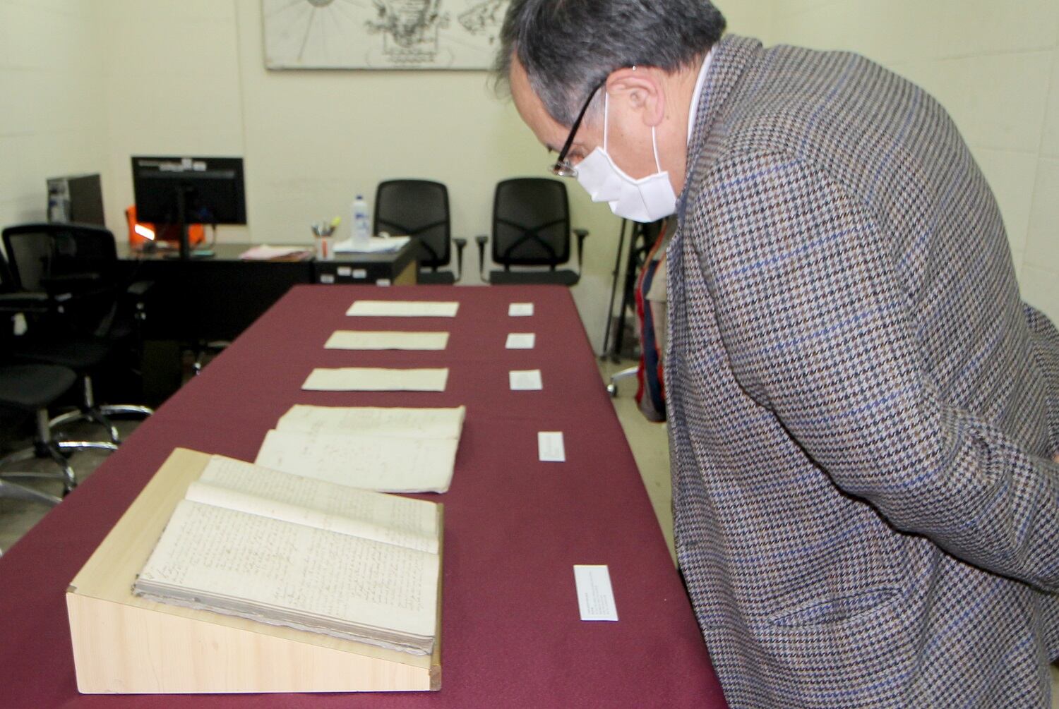 Entre los documentos destaca el decreto supremo firmado por el presidente Andrés A. Cáceres, donde se dispone la formación de una comisión para gestionar el traslado de los restos de los caídos en combate durante la guerra con Chile. (Foto: AGN)