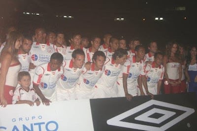 Universitario de Deportes presentó a su equipo 2009 en lo que fue denominada la 'Noche Negra'. Foto: Archivo.
