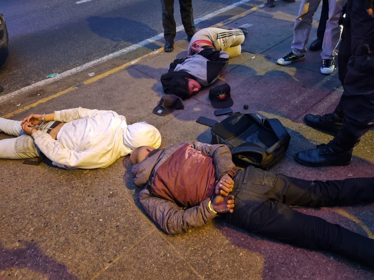 A la hora de ser intervenidos terminaron en el piso.