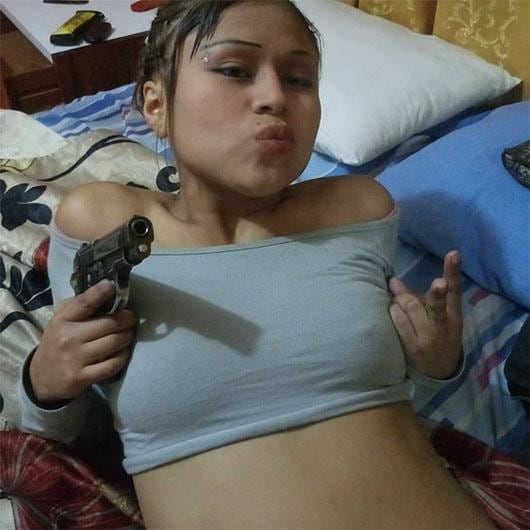 Viral. Shirley Leslie Silva Padilla aparece con una pistola en su cuenta de Facebook. (Foto: Facebook)