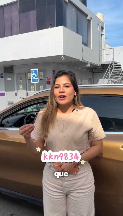 Fabiana Ríos fue sorprendida por un reclamo mientras salía de un vehículo.