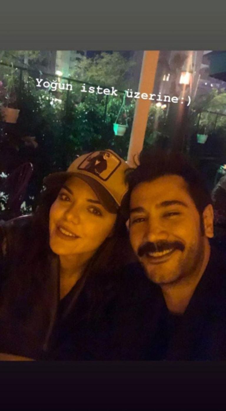 La foto de los protagonistas que encendió todas las alarmas de los seguidores. (Foto: Uğur Güneş / Instagram)