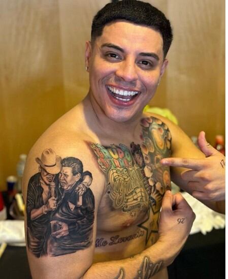 El tatuaje de su abuelo destaca por su realismo (Foto: Eduin Caz / Instagram)