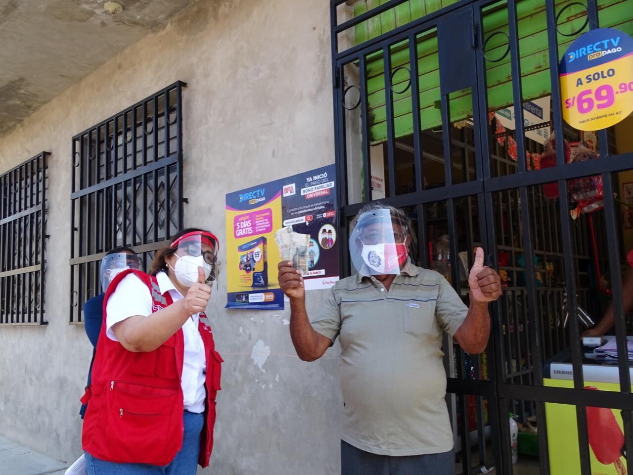 El ciudadano acudió con los implementos de seguridad para evitar cualquier tipo de contagio por el COVID-19.