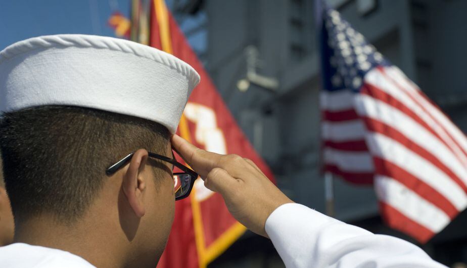Integrante de las Fuerzas Armadas frente a la bandera de Estados Unidos (Foto: EFE)