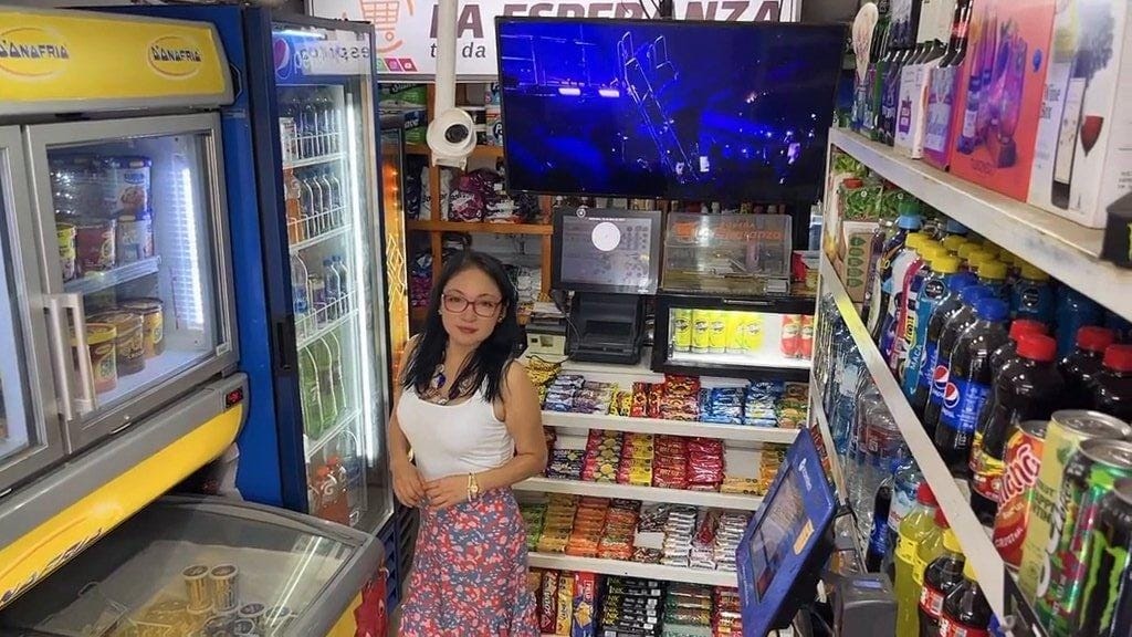 Susana Esperanza Ruiz Chang al frente de su bodega en el Callao.