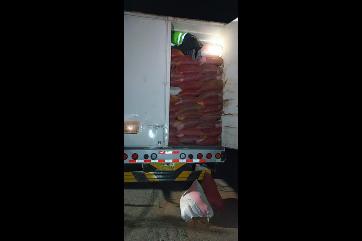 Policías de la Unidad de Protección de Carreteras de Ica, decomisaron millonaria carga de cigarros y ropa usada.