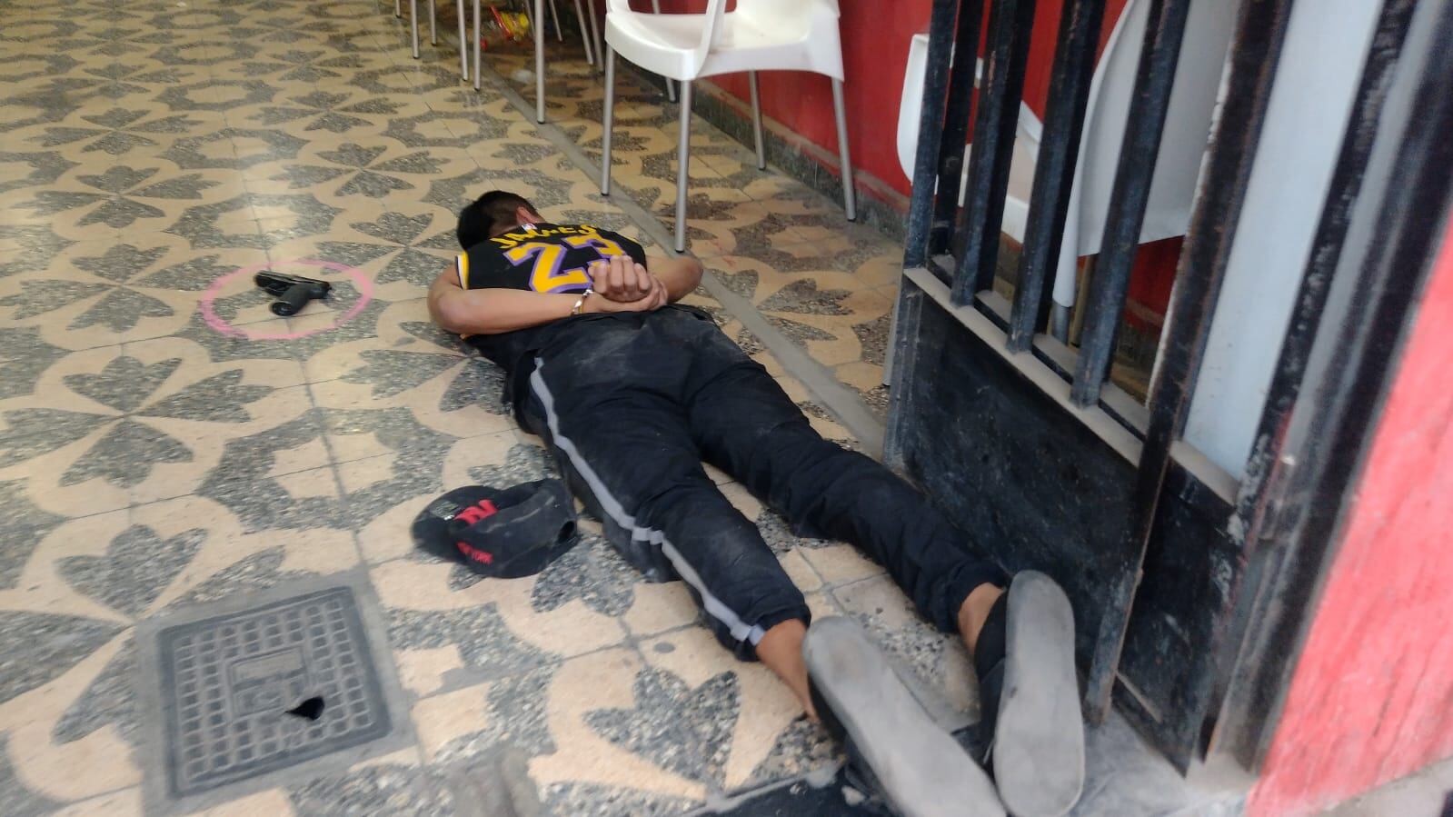 Terminaron en el piso después de la intervención policial.