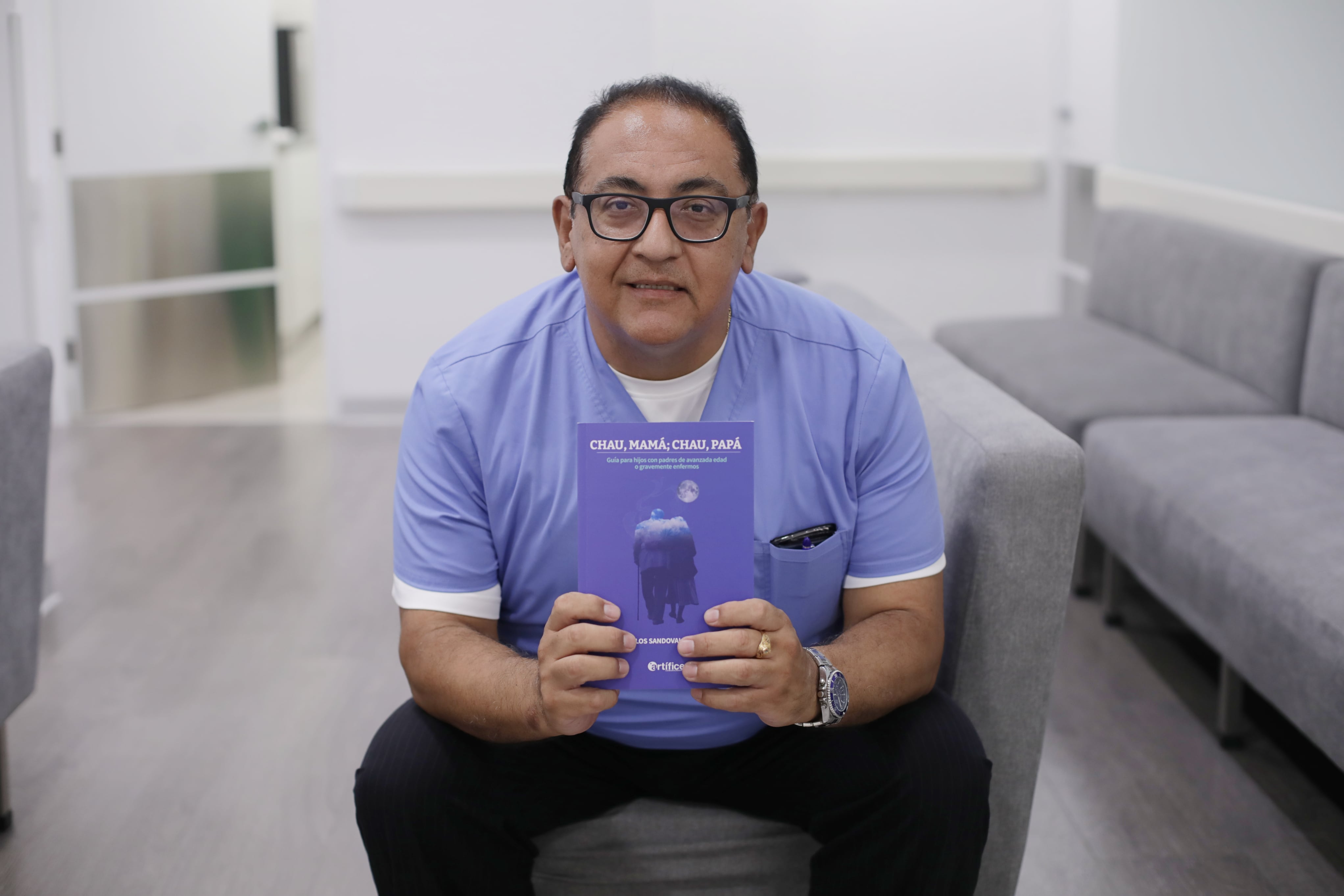 El geriatra Carlos Sandoval también ha escrito los libros “Ahora me toca a mí”, “La enfermedad del olvido” y “El ABC del alzhéimer”.