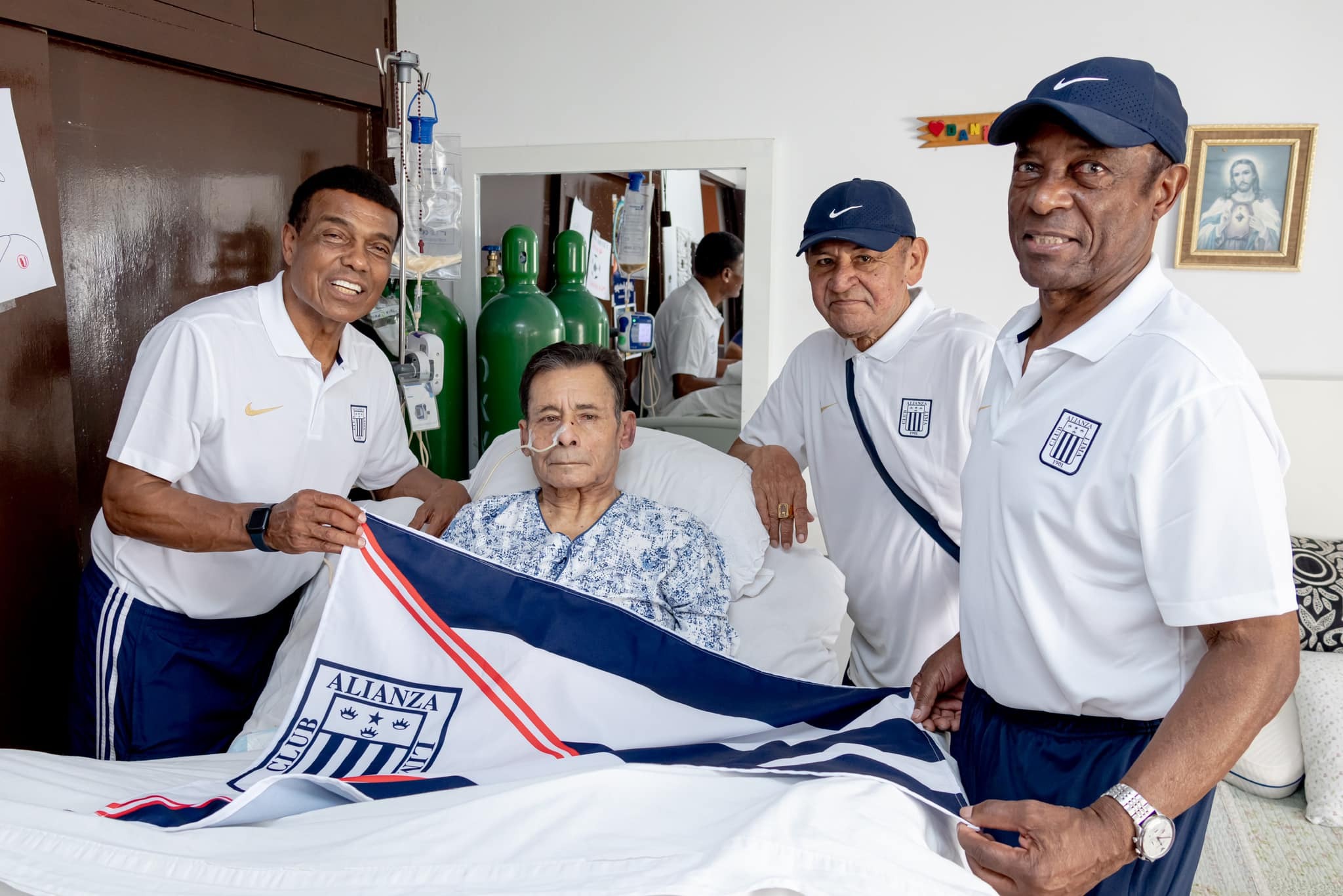 Teófilo 'El Nene' Cubillas, Hugo 'El Cholo' Sotil y Víctor 'Pitín' Zegarra acompañaron a Roberto Chale. (Foto: Alianza Lima)
