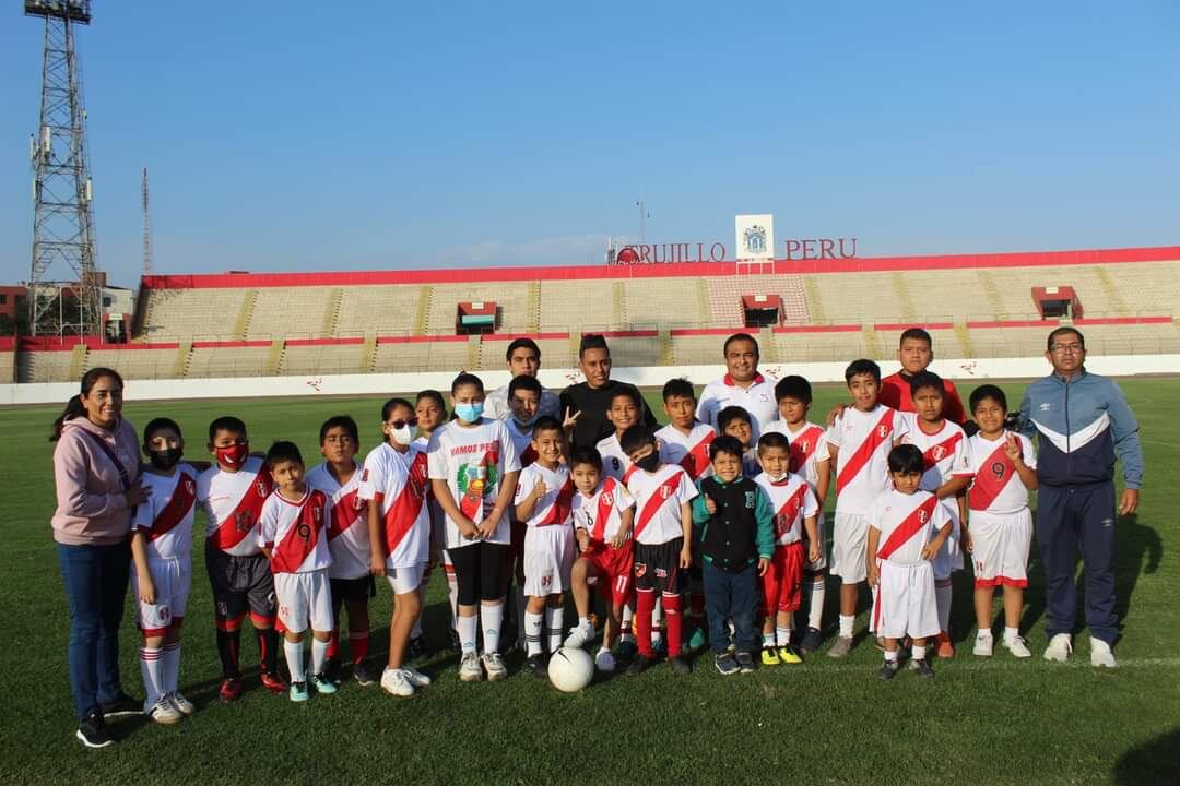 Christian Cueva compartió con un grupo de niños en Trujillo. Foto: Joel Neyra de ArasilSport.