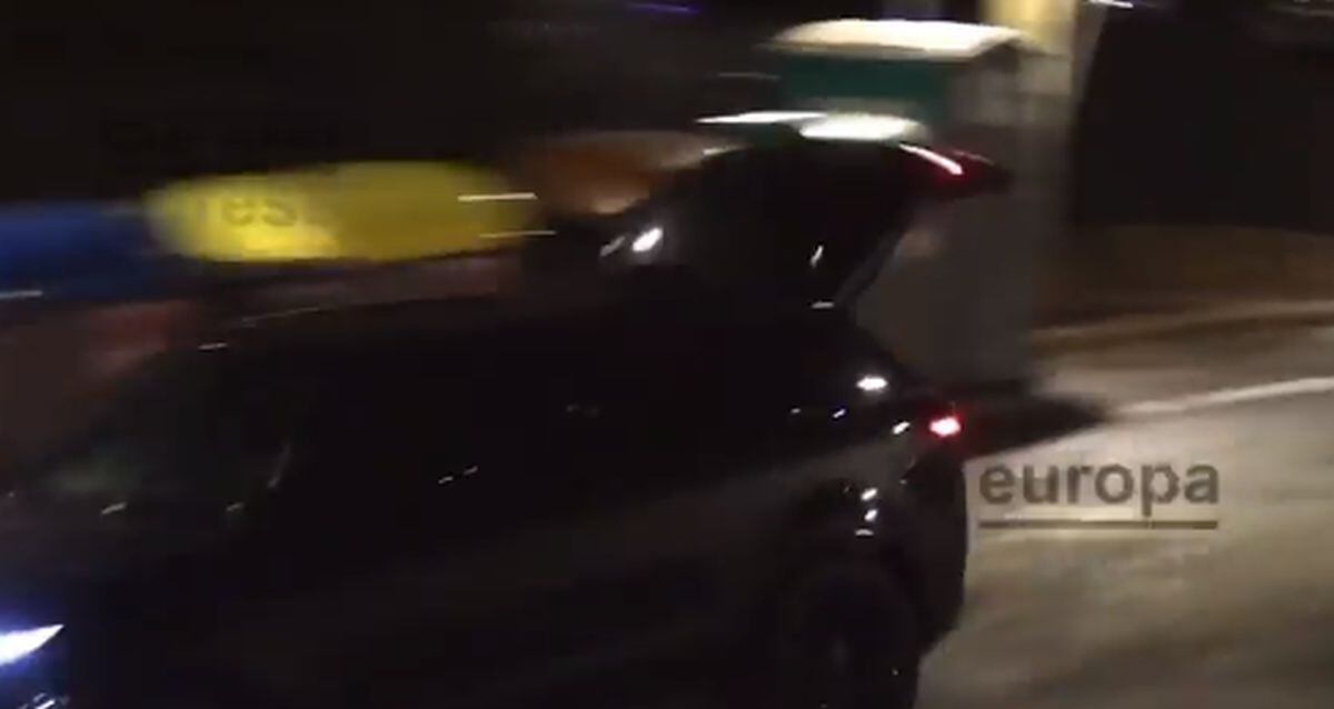 Piqué yéndose con su carro con la maletera abierta (Foto: Europa Press)