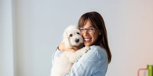 No obligues a tu engreído a recibir caricias o acercarse cuando no quiere. Respetar sus momentos también ayuda a que se sienta tranquilo y seguro contigo. Foto: Istock