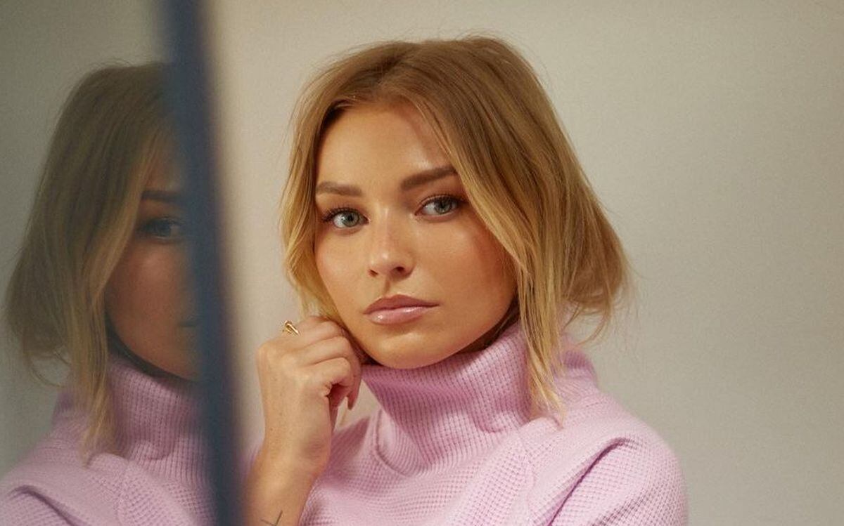 Irina Baeva posando de lila para sus redes sociales (Foto: Irina Baeva / Instagram)