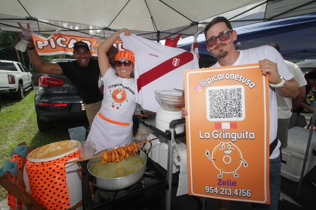 Aficionados vendieron platos típicos de ambos países fuera del Hard Rock Stadium. (Foto: Alan Ramírez /GEC)