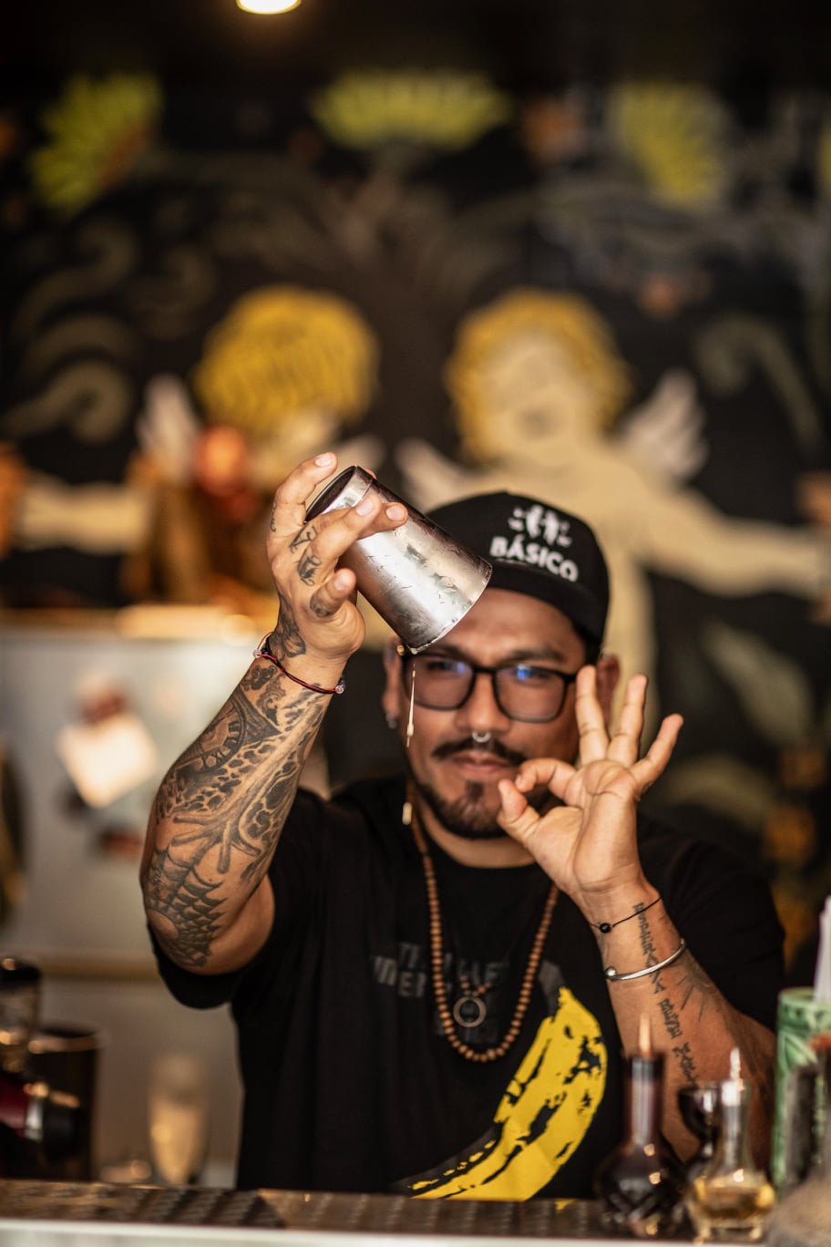 A Omar le encanta crear y muchos de sus cocteles que ofrece son de su autoría.