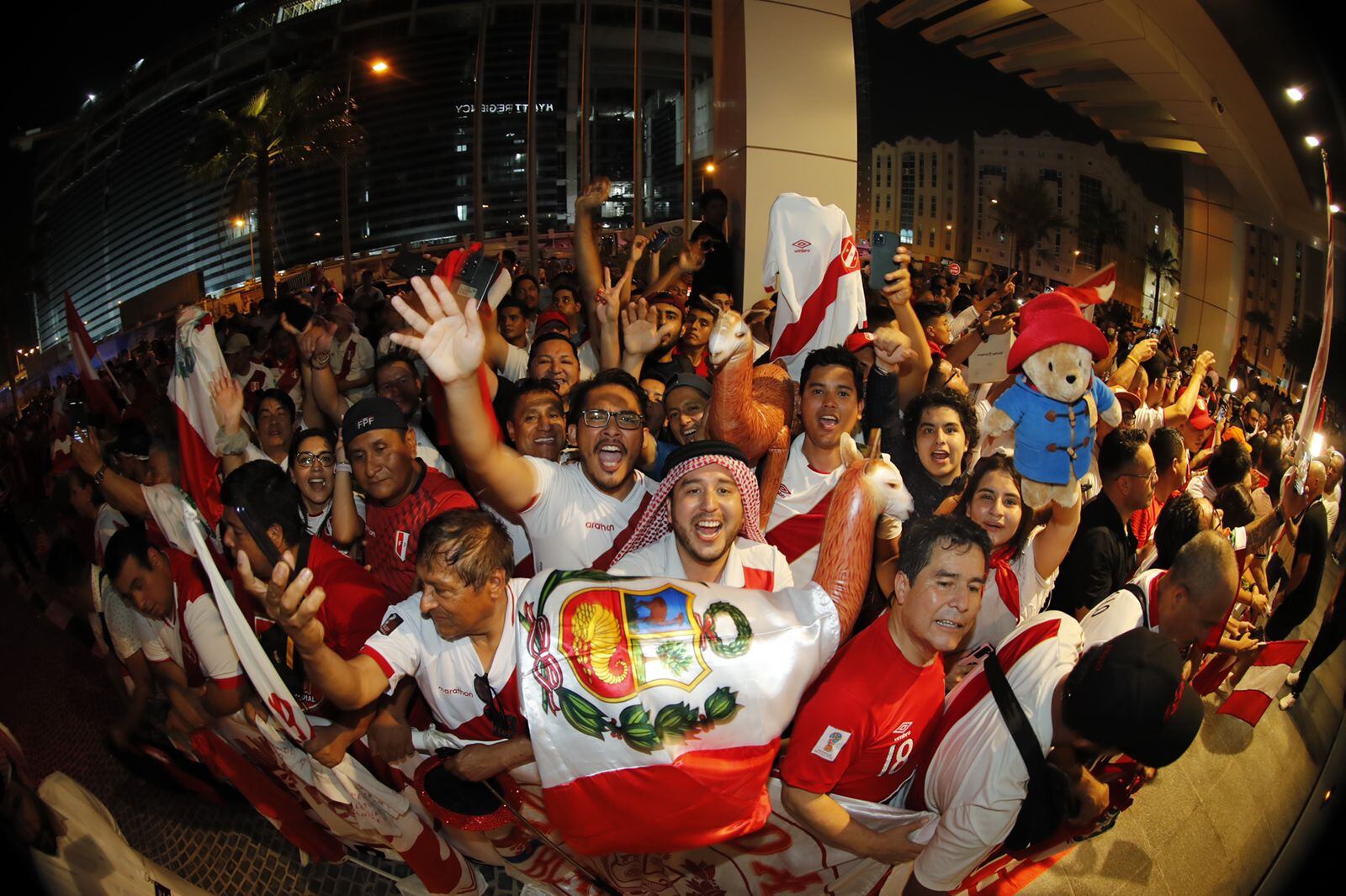 El abrazo entre Qatar y Perú a poco del repechaje mundialista frente a Australia . Fotos: Daniel Apuy / @photo.gec