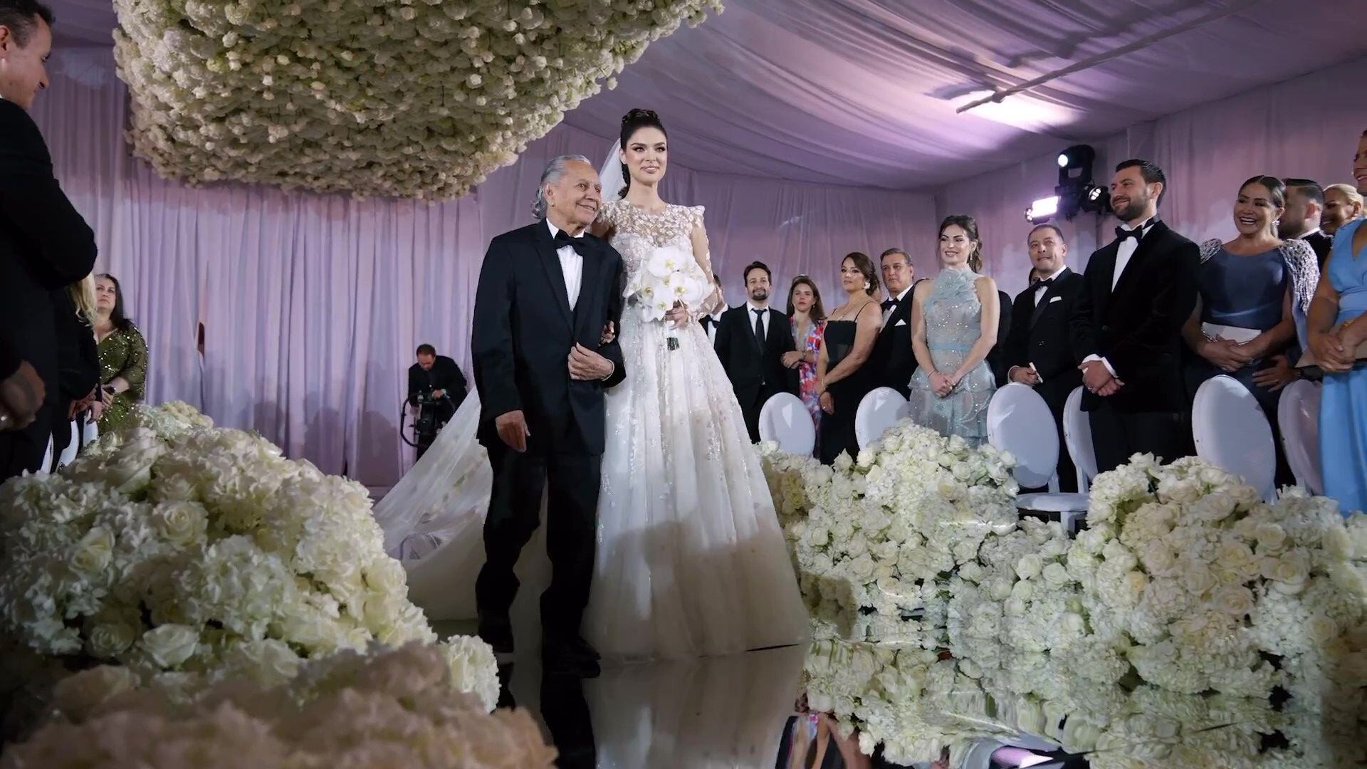 Nadia Ferreira fue entregada en el altar por Felipe Muñiz, su suegro (Foto: Revista ¡Hola!)