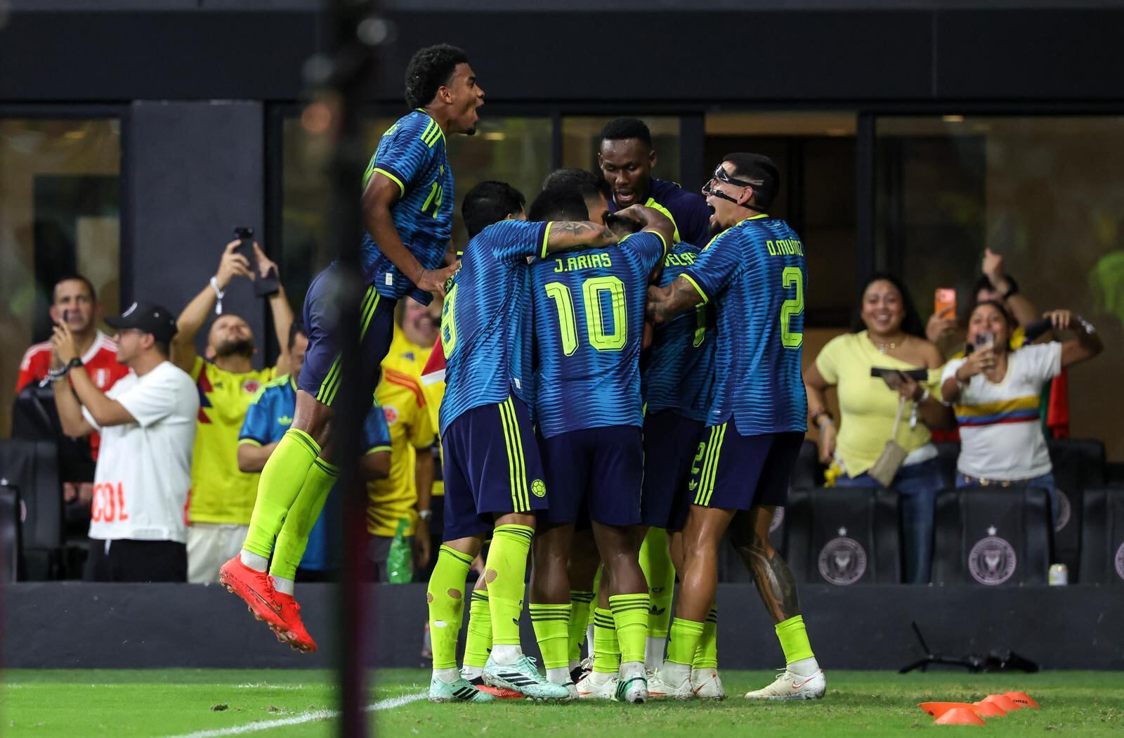 Colombia venció 2-0 a Perú en Miami. (Fotos: EFE)