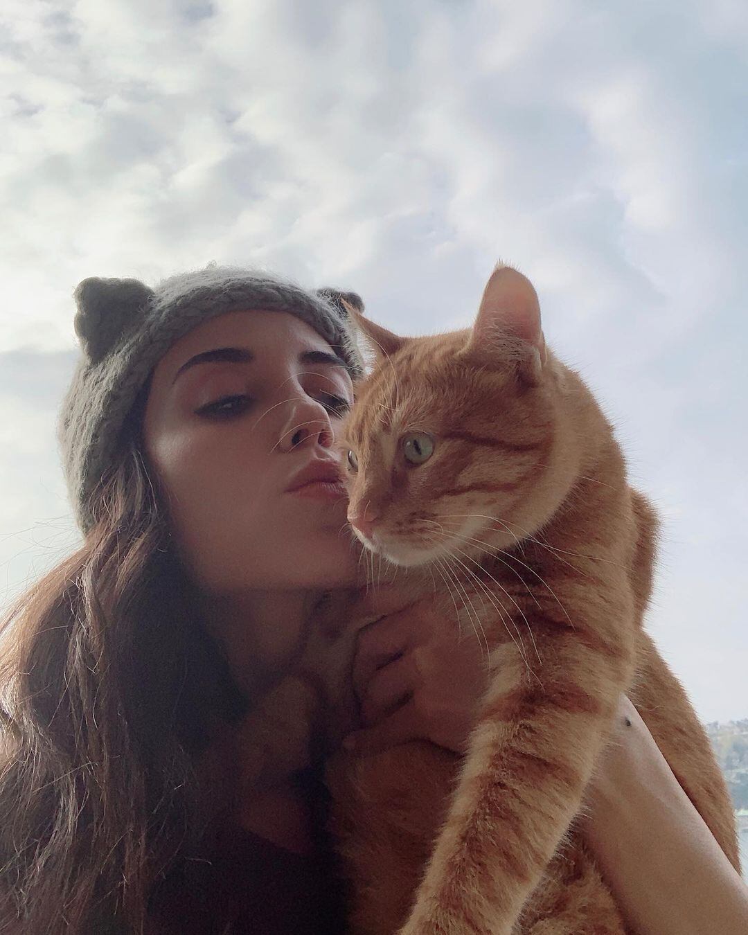 Cansu Dere junto a uno de sus gatitos (Foto: Cansu Dere / Instagram)