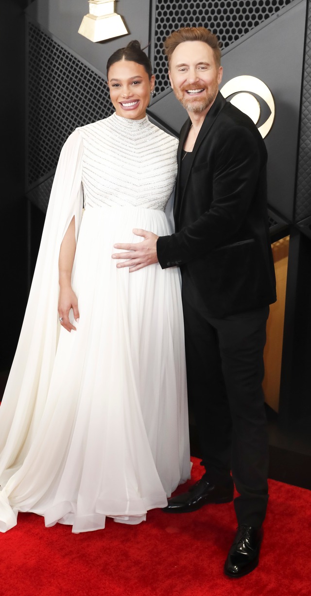 Jessica Ledon y David Guetta en la alfombra roja de los 66 Premios Grammy en Los Angeles. EFE/EPA/CAROLINE BREHMAN