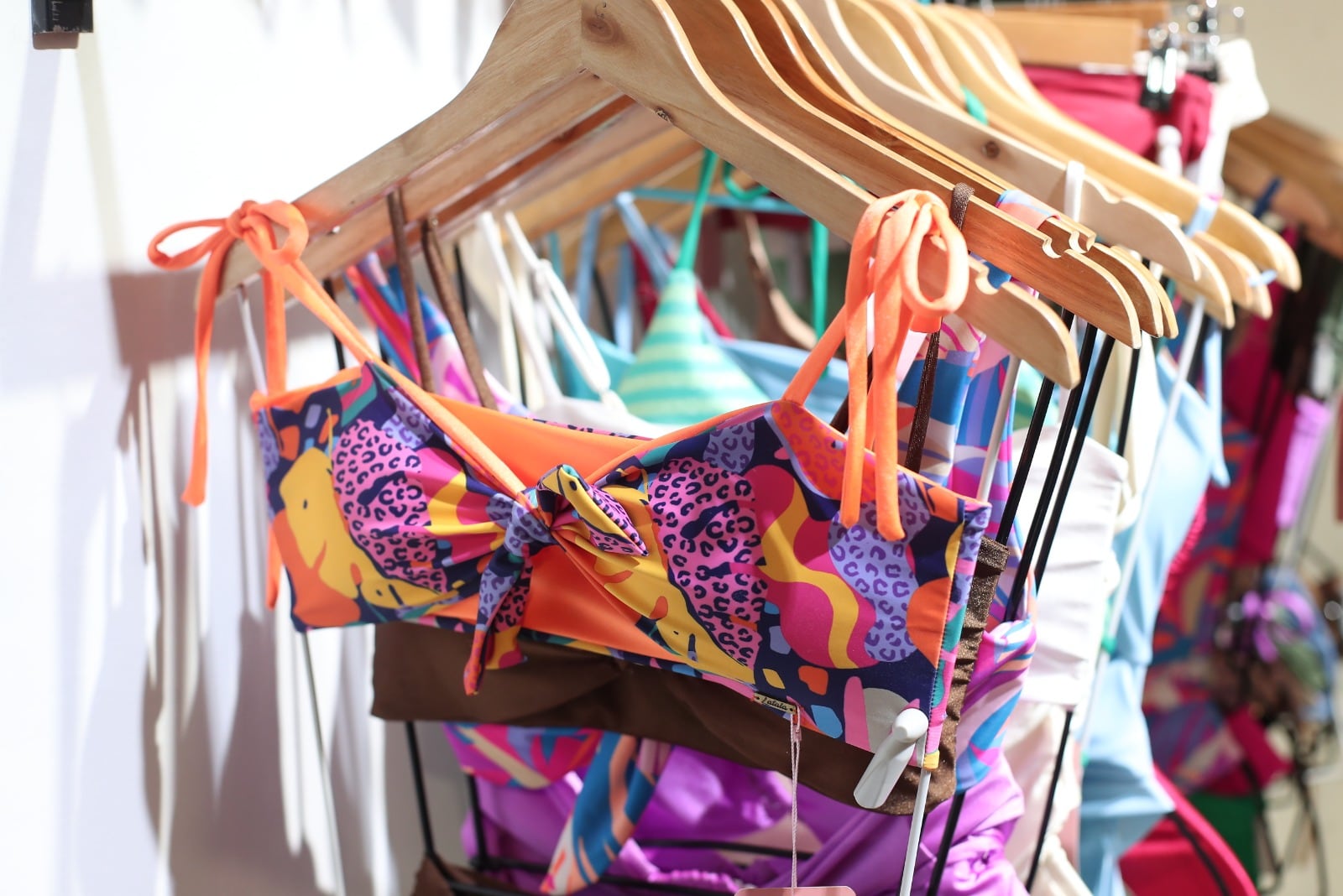 Karla cuenta que las prendas las hacen con telas que las traen del extranjero. Foto: Jesús Saucedo.