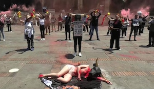Activistas se manifiestan salen a pedir que se prohíban las corridas de toros en Colombia